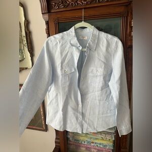 UntuckIt Women’s Linen Light Blue Button Down - 6